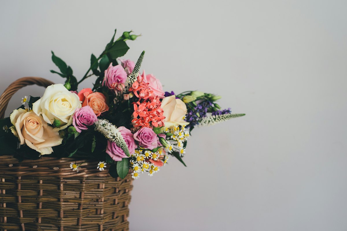 Cesto di vimini con fiori di colori assortiti